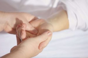 Fratture della mano ed ergoterapia presso il Polispecialistico Paradiso con l'ergoterapista specializzata in ergoterapia della mano.