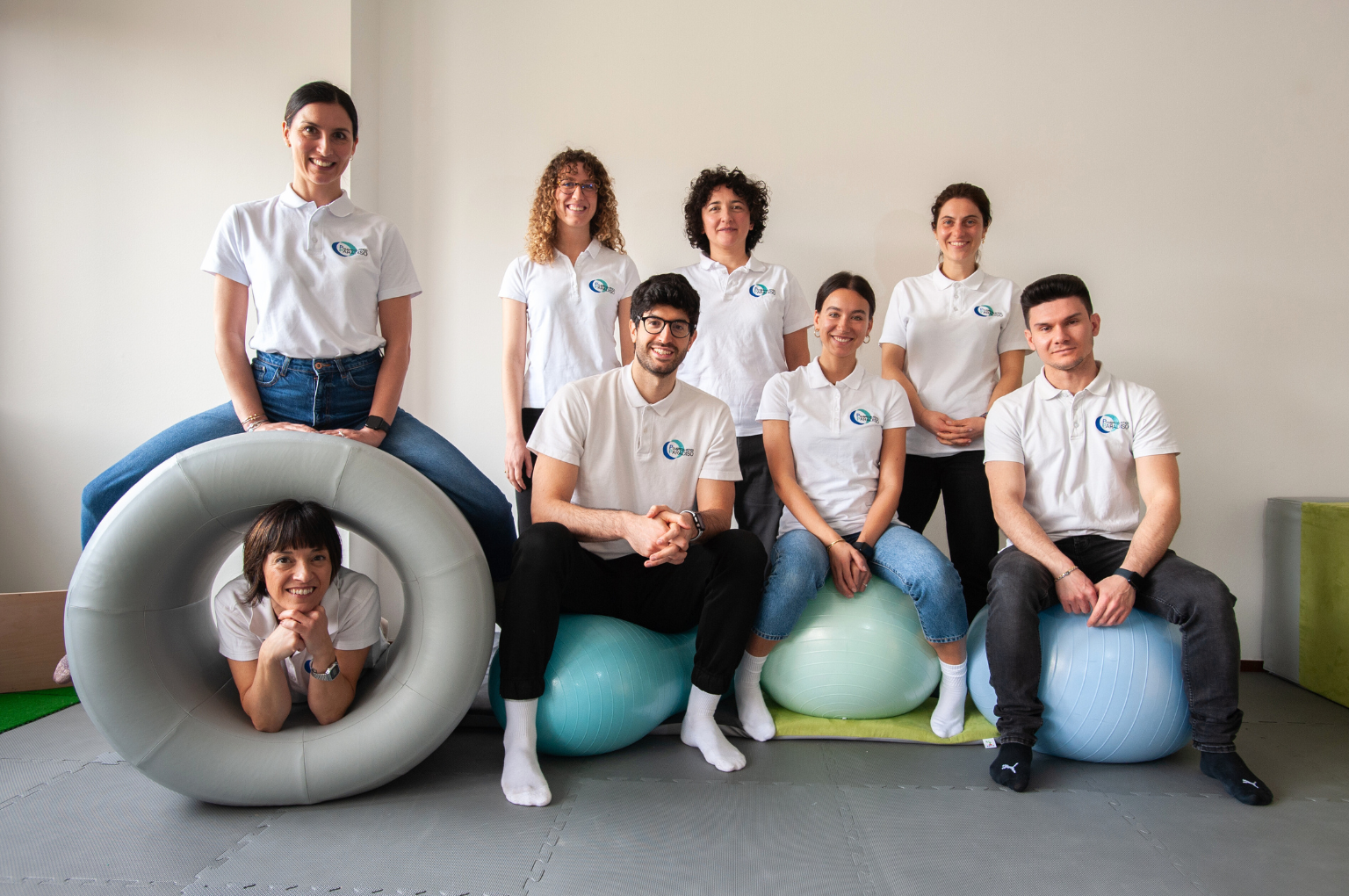 Foto di gruppo dello staff del Polispecialistico Paradiso con abbigliamento coordinato.