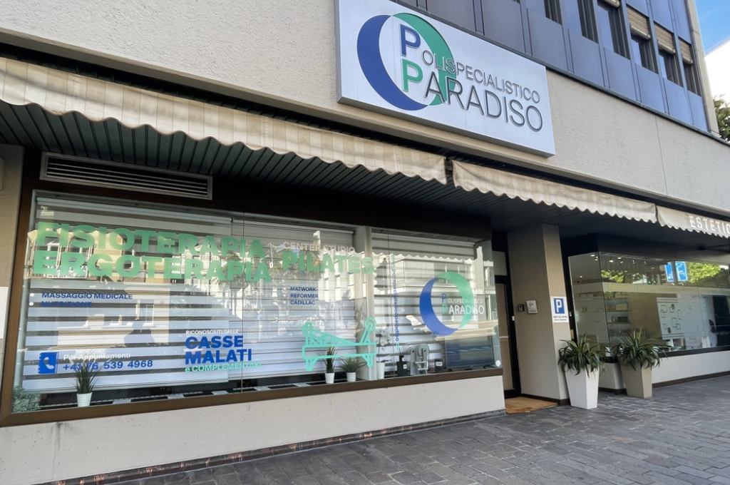 Facciata principale del Polispecialistico Paradiso a Lugano con insegna e vetrine