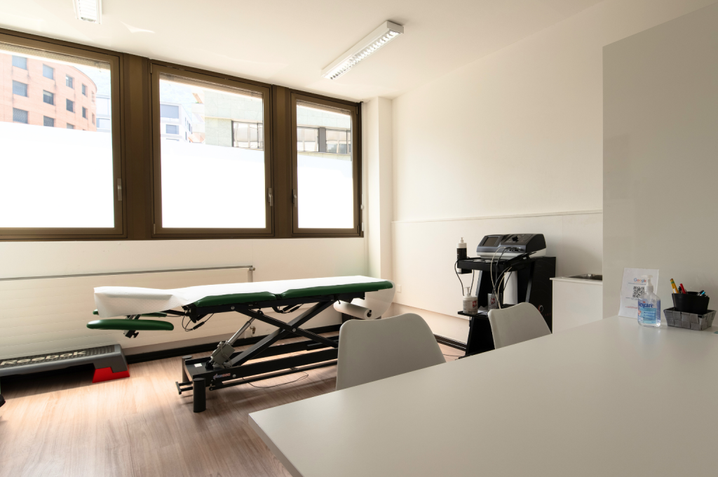 Studio fisioterapico del Polispecialistico Paradiso con lettino verde e apparecchiatura elettromedicale.