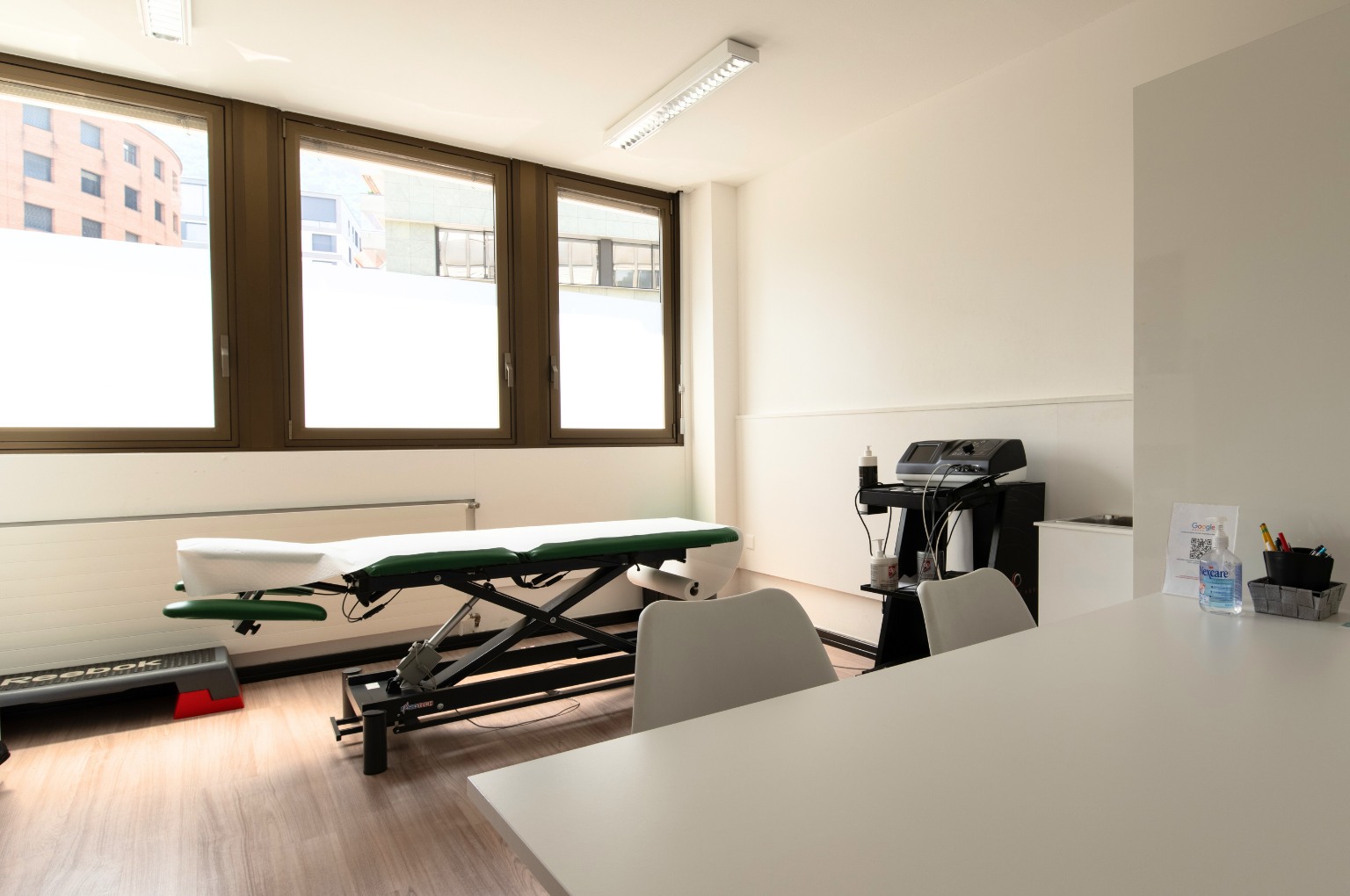 Studio fisioterapico del Polispecialistico Paradiso con lettino verde e apparecchiatura elettromedicale.