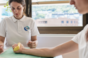 Esercizio di riabilitazione della mano con utilizzo di spugne.