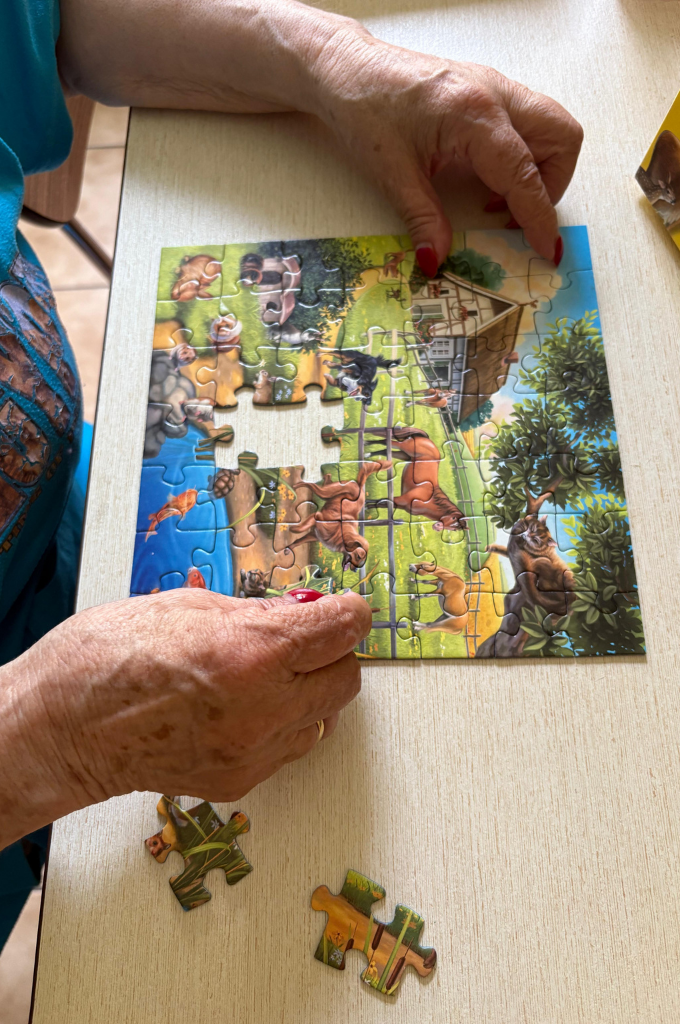 Ergoterapia geriatrica al Polispecialistico Paradiso: stimolazione cognitiva e motricità fine con attività ludiche