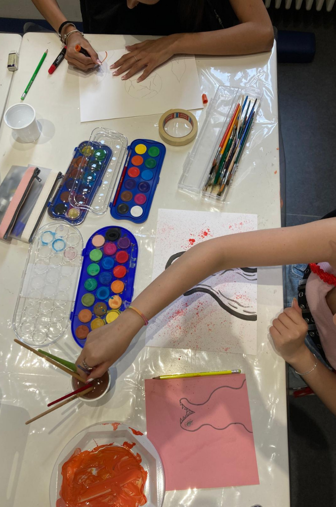 Attività artistica con colori e pennelli