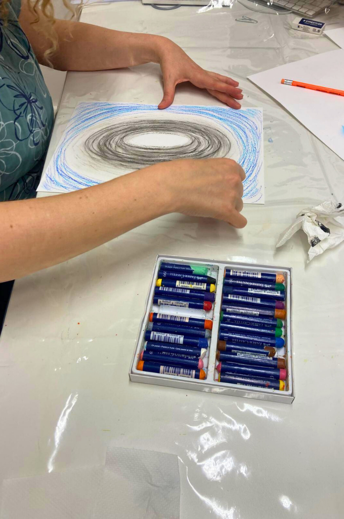 Laboratorio creativo al Polispecialistico Paradiso: disegno con pastelli a olio per esprimere emozioni e sviluppare immaginazione