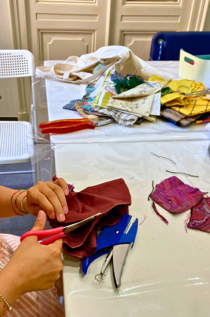 Attività manuali al Polispecialistico Paradiso: laboratorio creativo con tessuti per sviluppare manualità e creatività