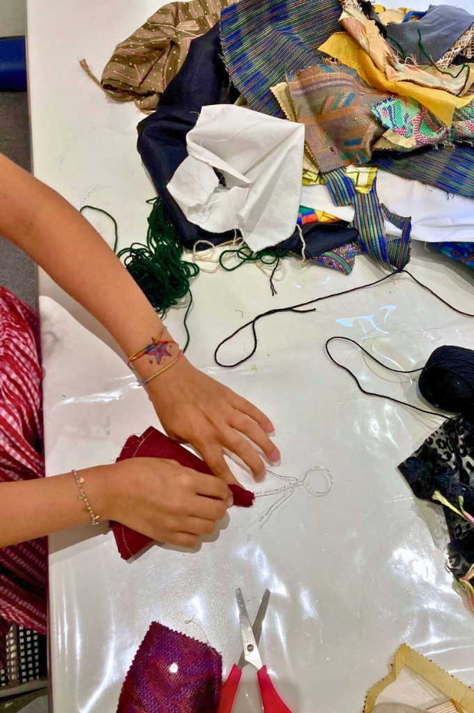 Laboratorio creativo al Polispecialistico Paradiso: attività manuali con tessuti e fili per stimolare fantasia e abilità pratiche