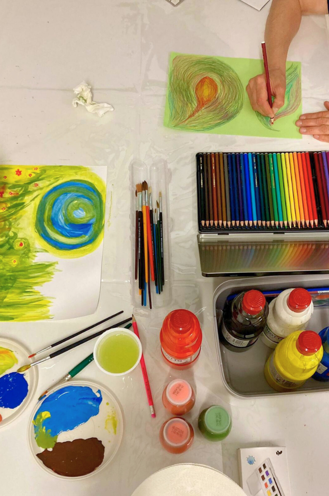 Laboratorio artistico al Polispecialistico Paradiso: attività di colorazione per bambini per sviluppare manualità e immaginazione