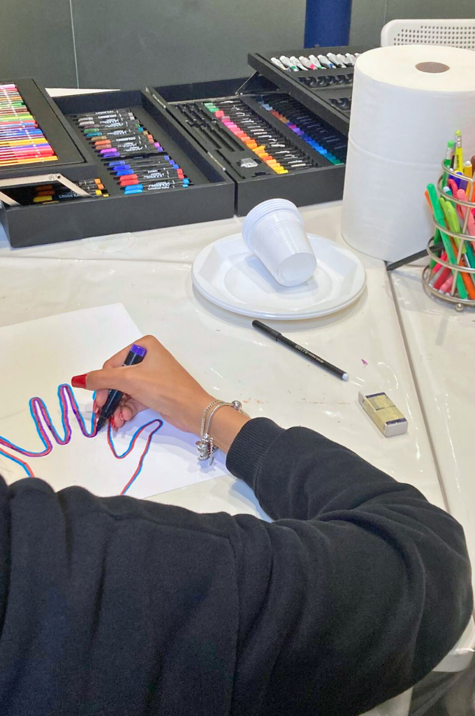 Attività creative al Polispecialistico Paradiso: disegno con pennarelli per stimolare fantasia e abilità manuali
