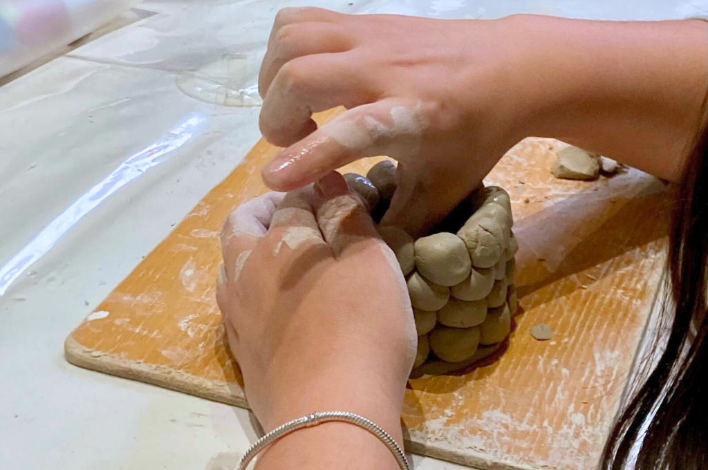 Attività di manipolazione al Polispecialistico Paradiso: lavorazione della creta per esprimere creatività e fantasia