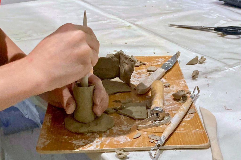 Laboratorio manuale al Polispecialistico Paradiso: modellazione con l’argilla per migliorare manualità e creatività