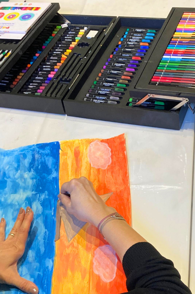 Laboratorio artistico al Polispecialistico Paradiso: pittura su grande foglio per stimolare immaginazione e manualità