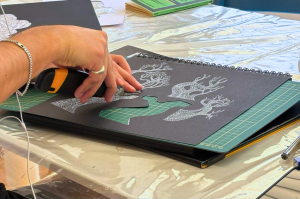 Laboratorio creativo al Polispecialistico Paradiso: intaglio artistico su carta nera per sviluppare precisione e fantasia