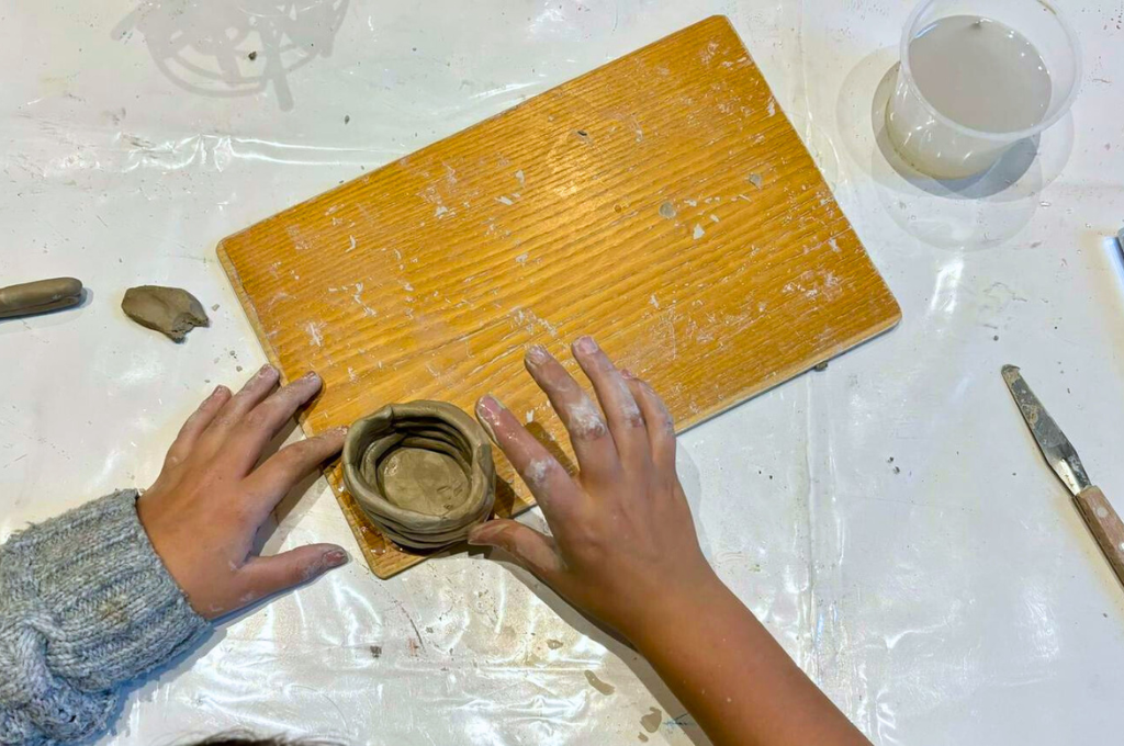 Laboratorio creativo per bambini al Polispecialistico Paradiso: disegno e colorazione per sviluppare manualità e immaginazione