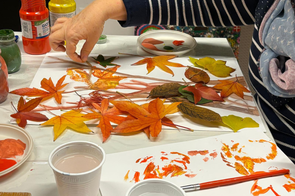 Attività artistiche al Polispecialistico Paradiso: laboratorio creativo con foglie e pittura per esprimere emozioni e creatività