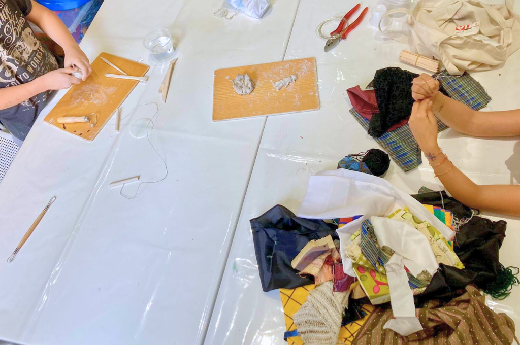 Laboratorio creativo con argilla e materiali tessili al Polispecialistico Paradiso: attività manuali per stimolare fantasia e benessere