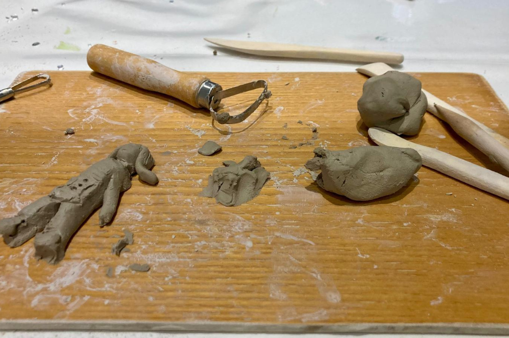 Attività di manipolazione con l’argilla al Polispecialistico Paradiso: laboratorio creativo per sviluppare manualità e fantasia