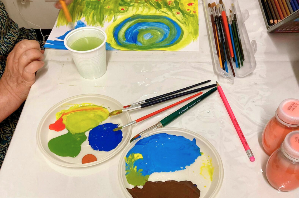 Laboratorio creativo al Polispecialistico Paradiso: attività di pittura per esprimere emozioni e stimolare il benessere personale