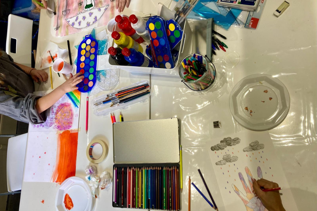 Laboratorio creativo per bambini al Polispecialistico Paradiso: pittura e disegno per sviluppare fantasia, manualità e benessere