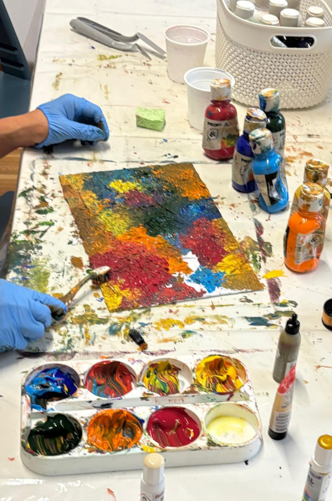 Attività artistiche al Polispecialistico Paradiso: pittura astratta con colori vivaci per esprimere emozioni e creatività