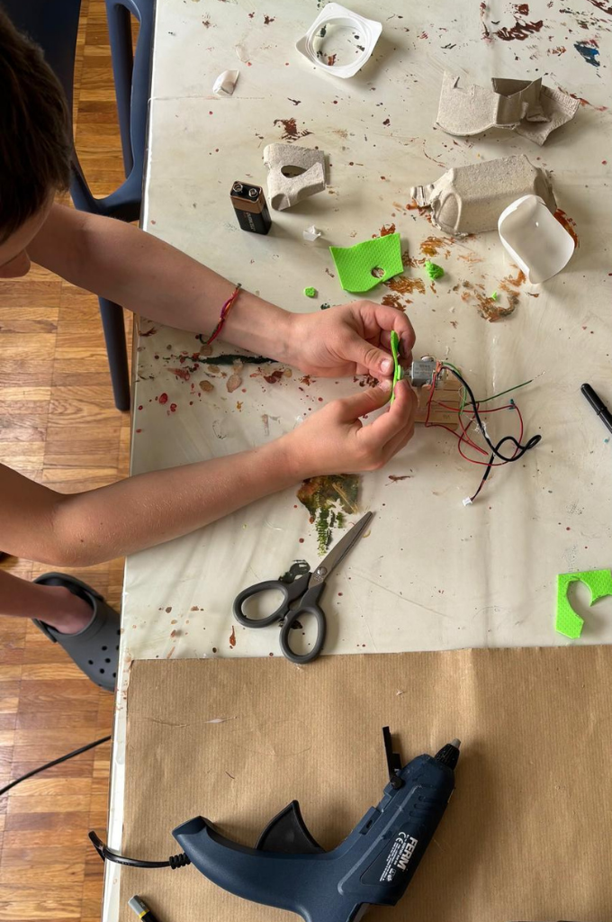 Laboratorio creativo al Polispecialistico Paradiso: attività manuali con materiali di riciclo e componenti per stimolare fantasia e ingegno