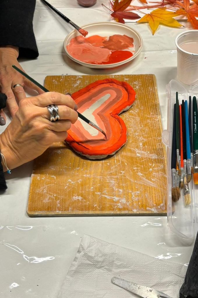Laboratorio manuale al Polispecialistico Paradiso: decorazione di un cuore in argilla per stimolare creatività e abilità artistiche