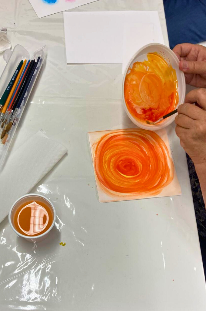 Laboratorio creativo al Polispecialistico Paradiso: pittura con colori vivaci per esprimere emozioni e stimolare benessere