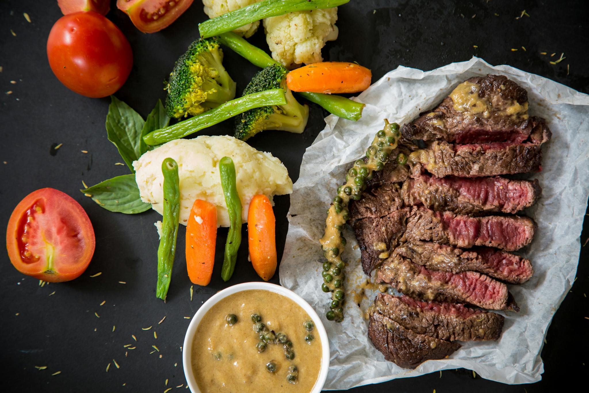 Carne succulenta con verdure fresche.