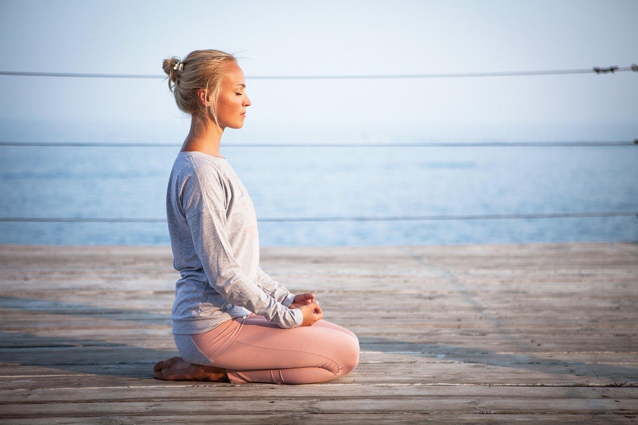 Meditazione tranquilla vicino al mare.