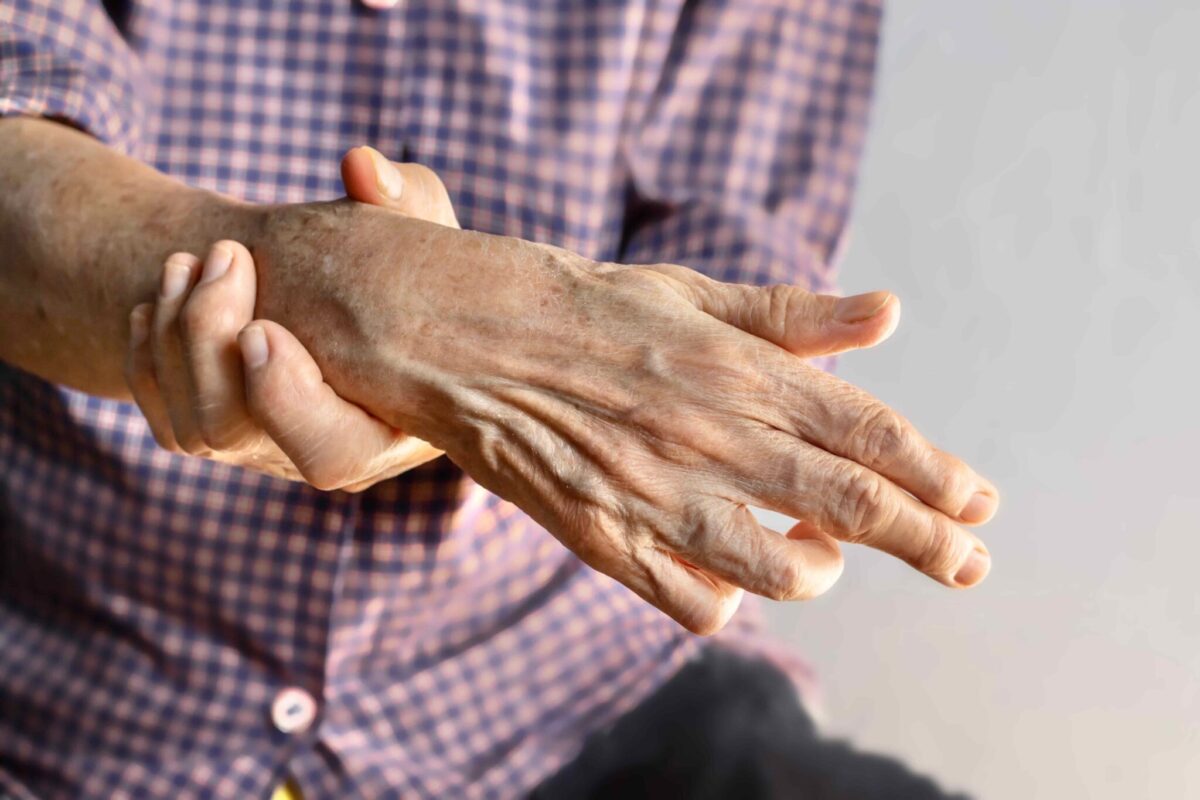 Mano anziana con dita affusolate