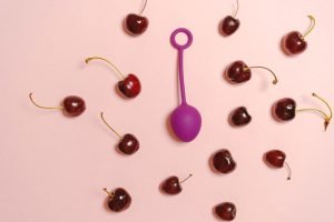 Pallina viola circondata da ciliegie
